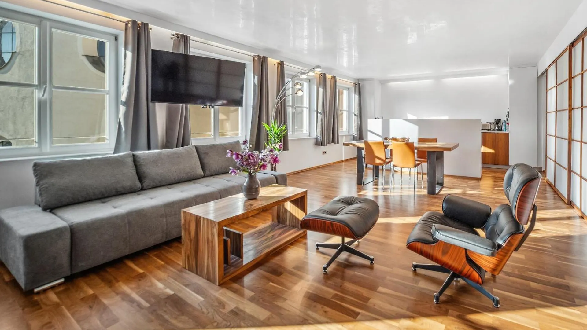 Munich Most Central Holiday Apartment 90M2 - 969 Sq Ft Of Luxury