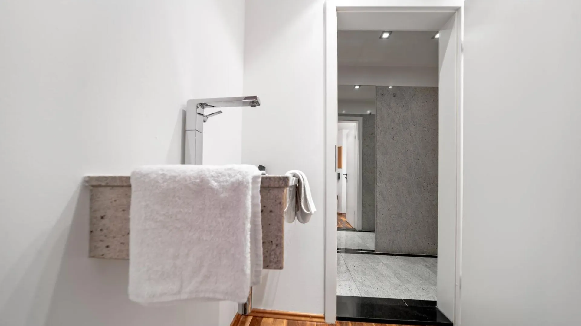 Munich Most Central Holiday Apartment 90M2 - 969 Sq Ft Of Luxury