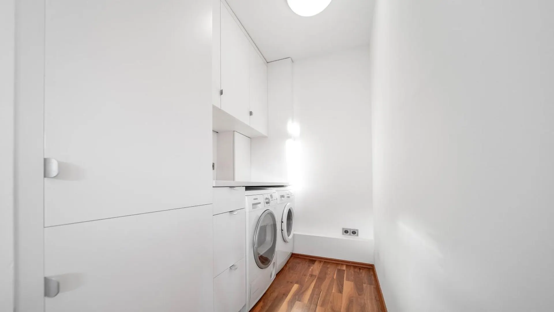 Munich Most Central Holiday Apartment 90M2 - 969 Sq Ft Of Luxury