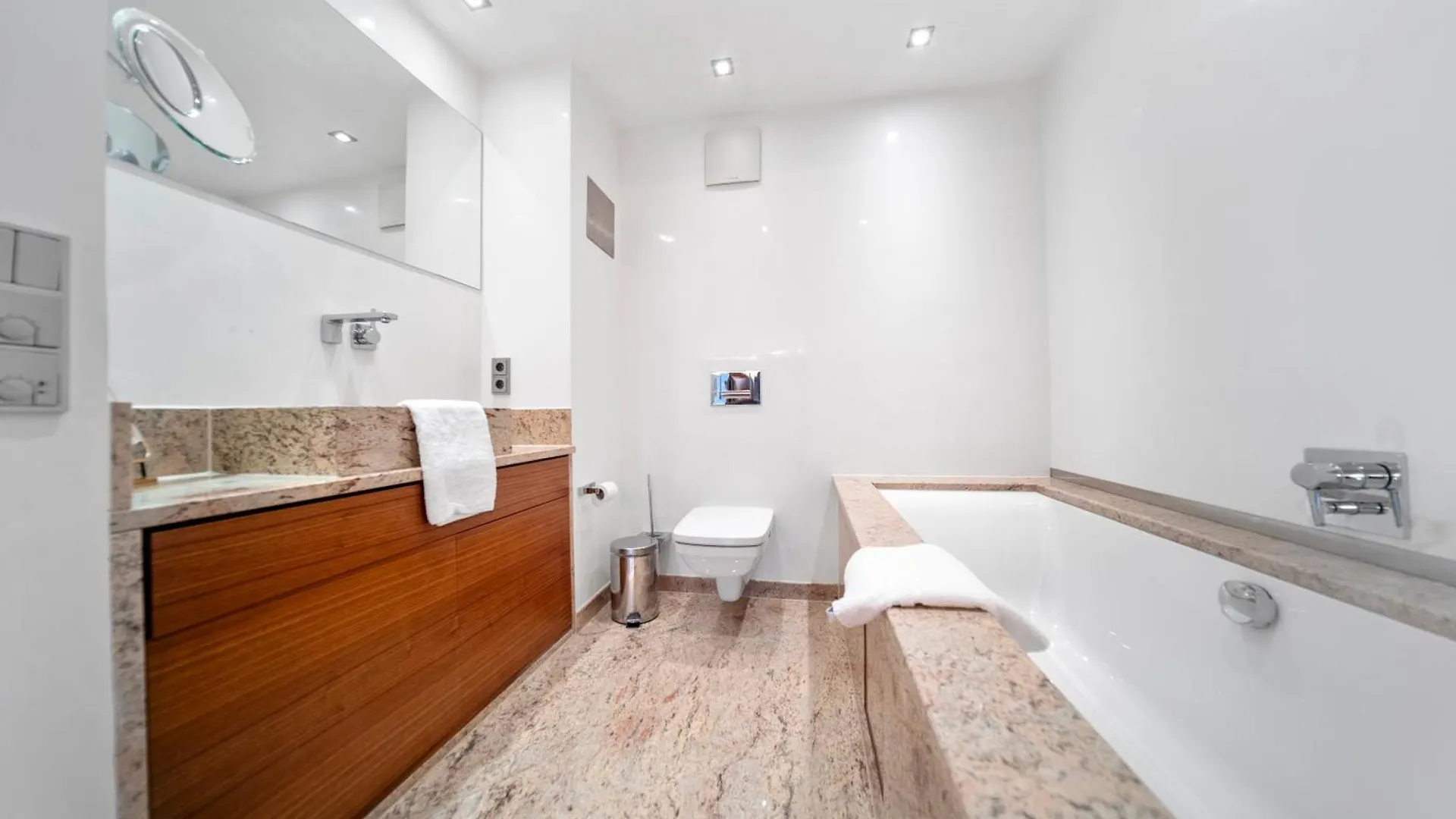 Munich Most Central Holiday Apartment 90M2 - 969 Sq Ft Of Luxury