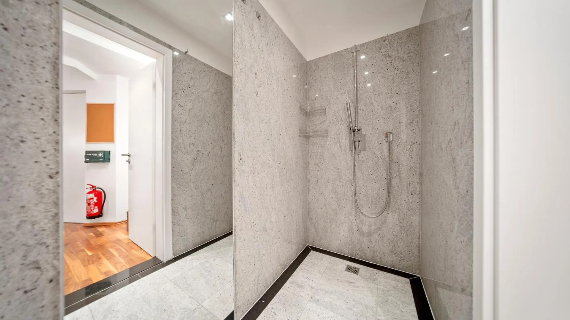 Munich Most Central Holiday Apartment 90M2 - 969 Sq Ft Of Luxury